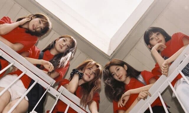 LE SSERAFIM、新曲『SPAGHETTI』で“配達員”に変身！青春映画のような世界観にファン熱狂