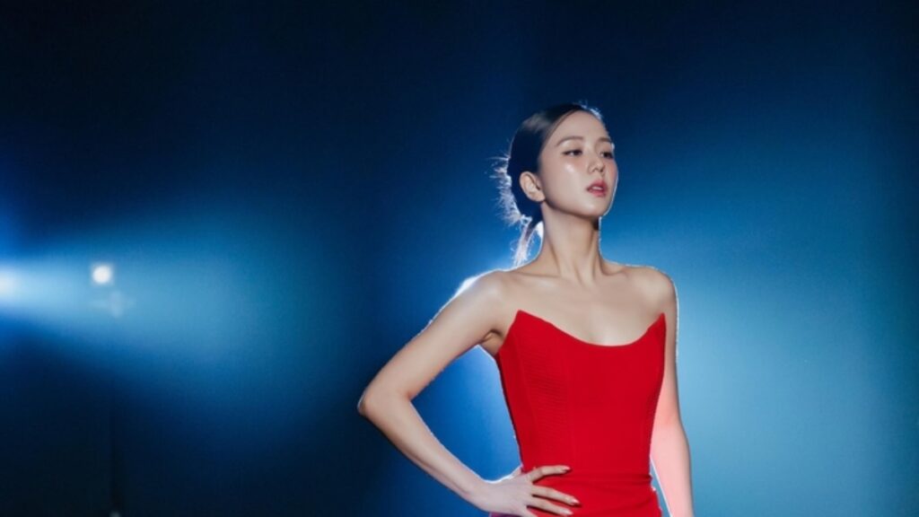 BLACKPINKのJISOO、レッドドレスとスポーティルック披露