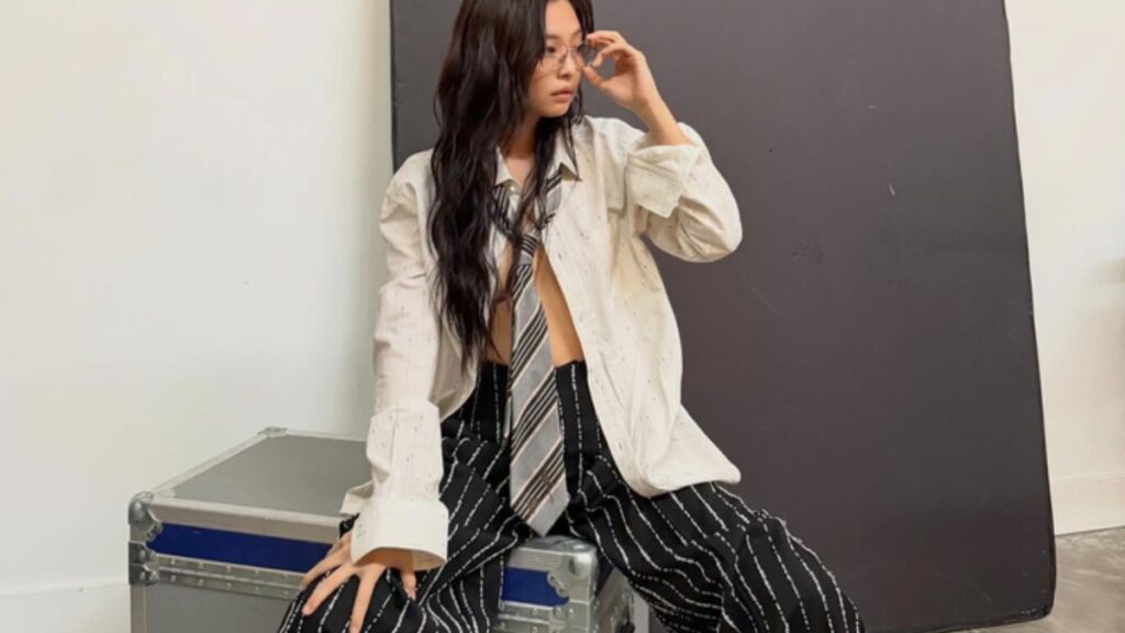 JENNIE、フォトブックのビハインドカット公開