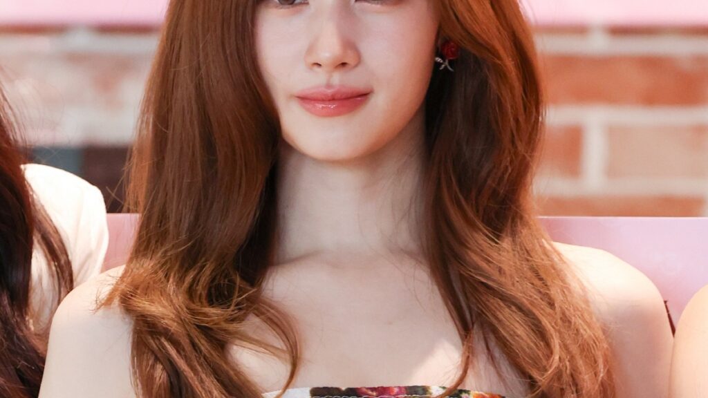 TWICEのサナ、衣装論争に心痛める