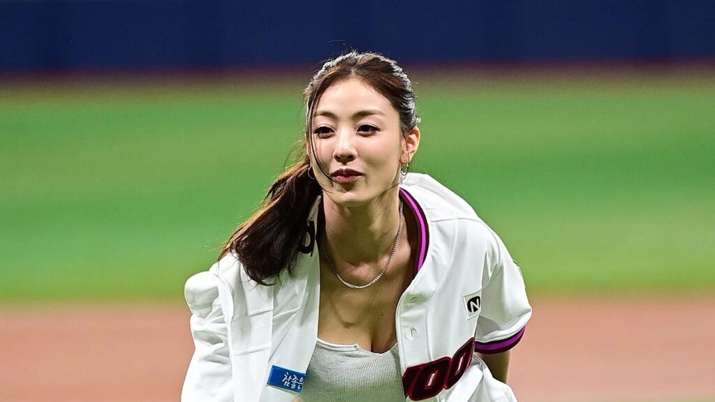 TWICEのジヒョ、始球式で健康美を披露