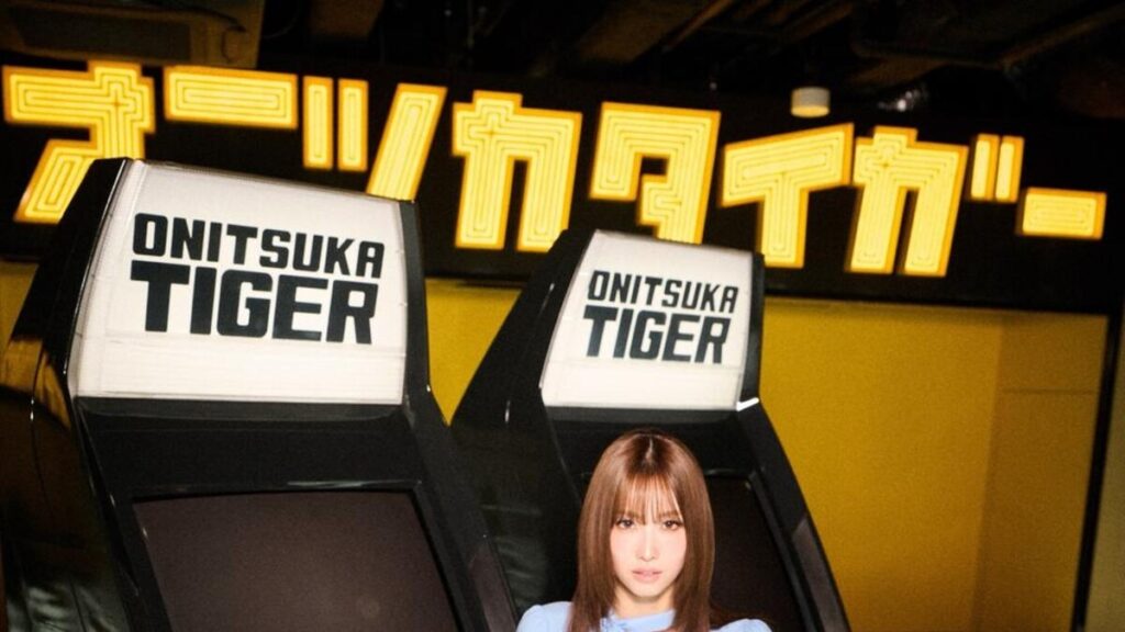 TWICEのモモ、東京・新宿でファッション撮影