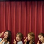 キム・ソユ、ラジオでアイドル仲間とポーズ