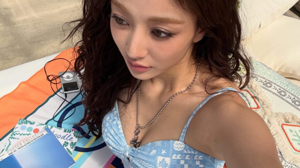 TWICEのジヒョがビーチウェアで美しさ披露