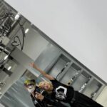ボア、コラボ展示会でオールブラックスタイル披露