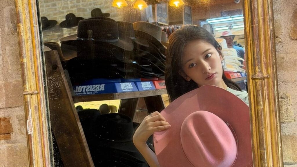 IVEのAn Yujin、ピンク帽子の旅行写真公開