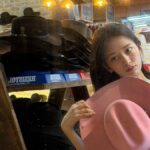 IVEのAn Yujin、ピンク帽子の旅行写真公開