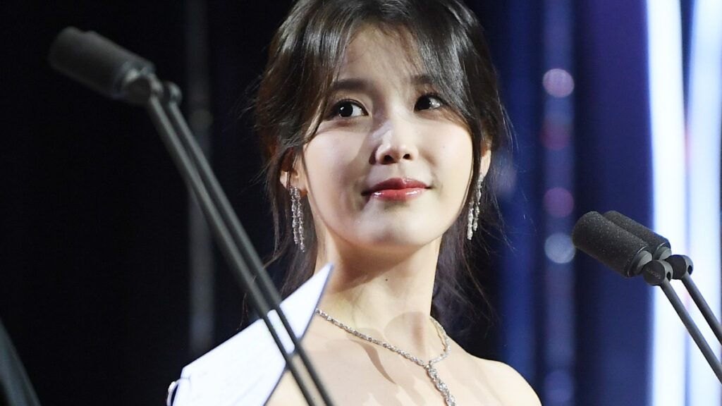 IU、健康回復後10日ぶり公式登場