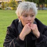 I.N、芝生でホワイトシューズ姿を公開
