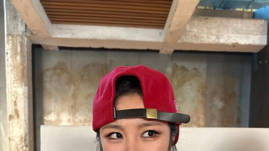WHEEIN、カフェで余裕のひとときを公開