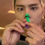 NCT 127ジョニー、エイリアン小物で自撮り公開