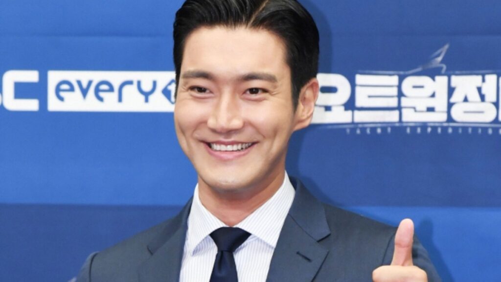SUPER JUNIORのチェ・シウォン、景福宮で喫煙制止