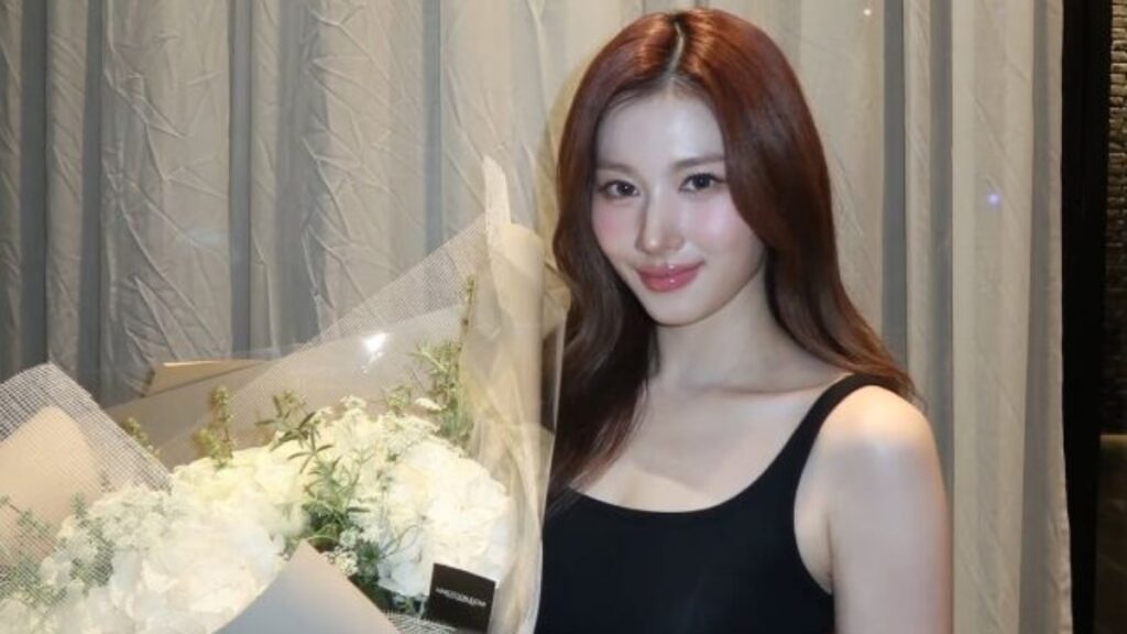 TWICE サナ、黒ドレス姿で優雅な魅力披露