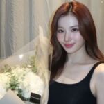TWICE サナ、黒ドレス姿で優雅な魅力披露