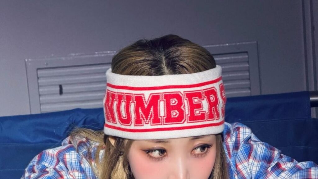 MAMAMOO MOONBYUL、鏡セルカで’REV’カムバック伝達