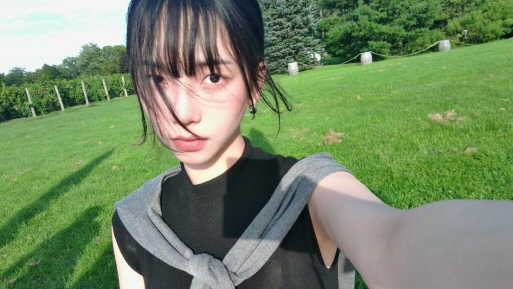 aespa KARINA、青い芝生で清涼感あふれる自撮り