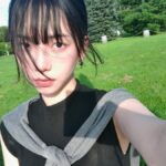 aespa KARINA、青い芝生で清涼感あふれる自撮り