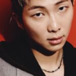 BTS RM、鏡セルカで近況報告と日常公開