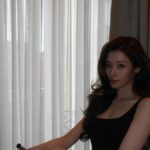TWICEサナ、ミラノファッションウィークで妖艶ビジュアル