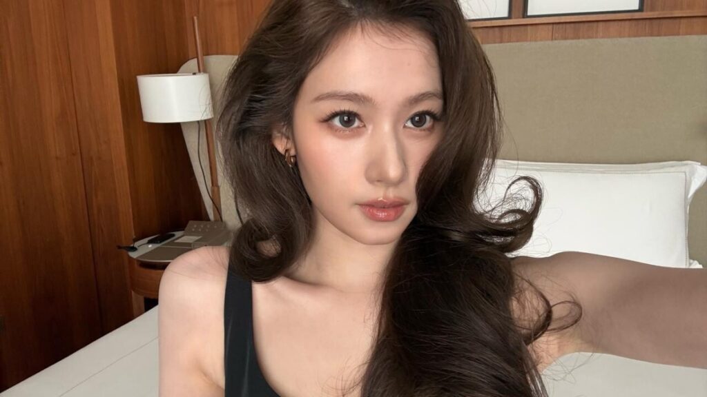TWICEサナ、プラダSS27舞台裏セルカ公開