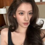 TWICEサナ、プラダSS27舞台裏セルカ公開