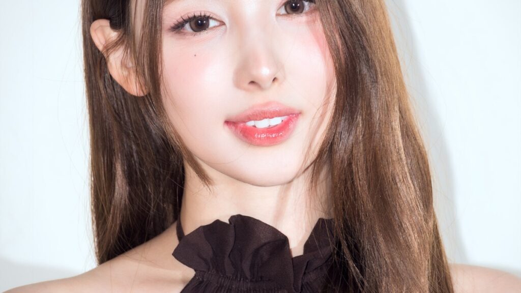 TWICEナヨン、ブラウンシースルードレス披露