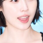 IU、ニットとブラウスの秋スタイル披露
