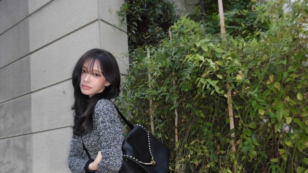 IVE Liz、オールブラックで街角ビジュアル披露
