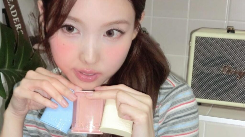 TWICEナヨン、ピンクチークメイクで近況報告