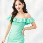 TWICEナヨン、オフショルダー超ミニワンピース姿
