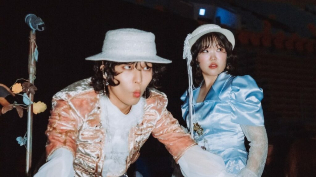 AKMU、視覚障害者ファンをコンサート招待