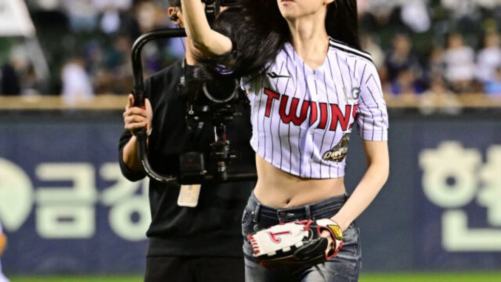 tripleS キム・チェウォンが始球式を担当