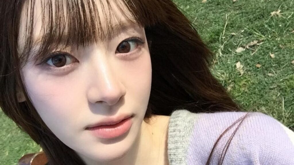 STAYC セウン、緑の芝生でセルカ公開